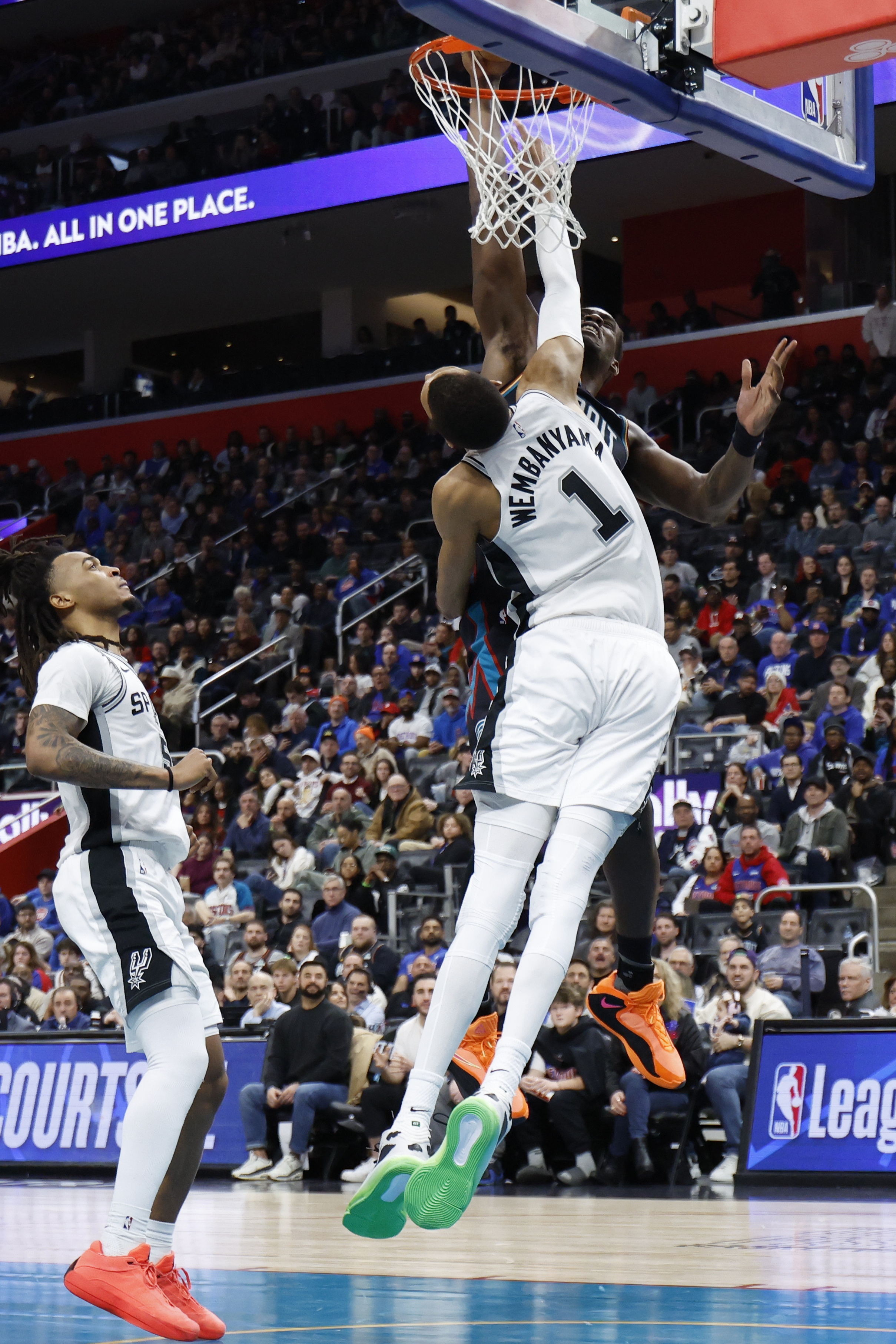 球探体育比分直播-仅次文班&amp;鲨鱼！杜伦单场砍至少30分15板且0失误 历史第3年轻中锋